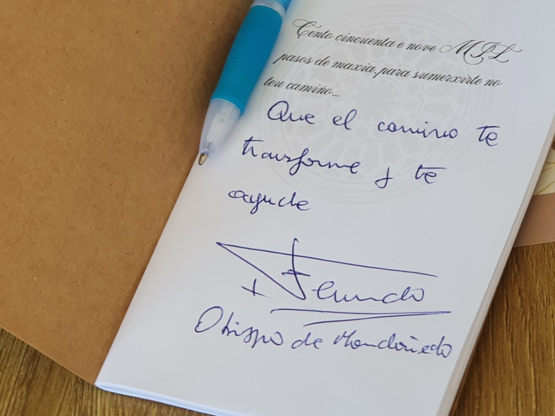 Frase motivadora del obispo en la credencial del peregrino