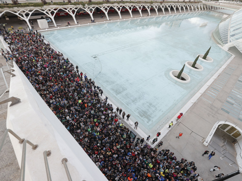 VALENCIA, 02/11/2024.- Miles de personas se han acercado este sábado hasta la Ciudad de las Artes y las Ciencias para presentarse como voluntarios para ayudar en las labores de reconstrucción de las localidades afectadas por la dana. Con más de 200 muertos a causa de la dana, la mayoría en la provincia de Valencia, la solidaridad ciudadana se abre paso desde toda España para hacer llegar ayuda a los damnificados, atendidos por miles de voluntarios en las zonas más afectadas y en medio del dolor por las víctimas en el tercer día de luto oficial. EFE/Manuel Bruque