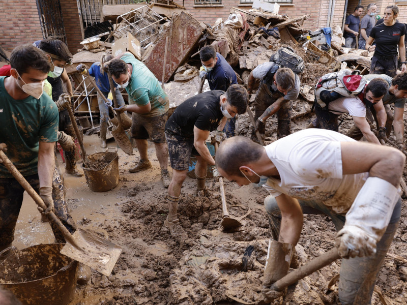 Voluntarios en labores de limpieza en Paiporta, Valencia, tras el paso de la DANA