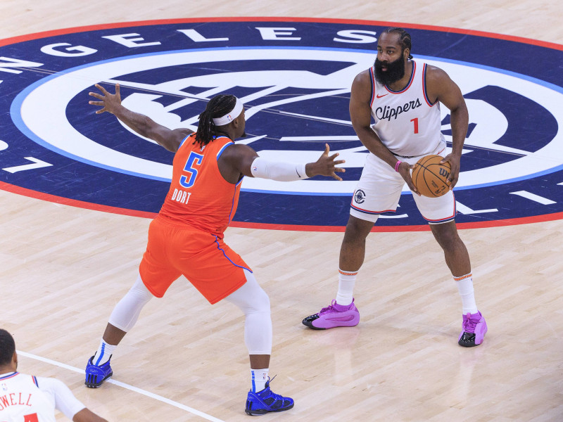 James Harden, ex de los Thunder, defendido por Dort.