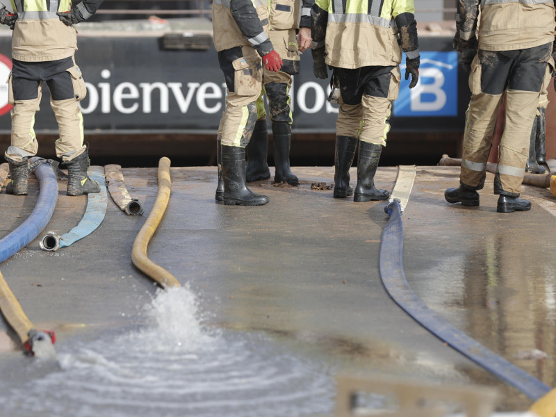 Los bomberos extraen agua del parking subterráneo del Centro Comercial Bonaire.