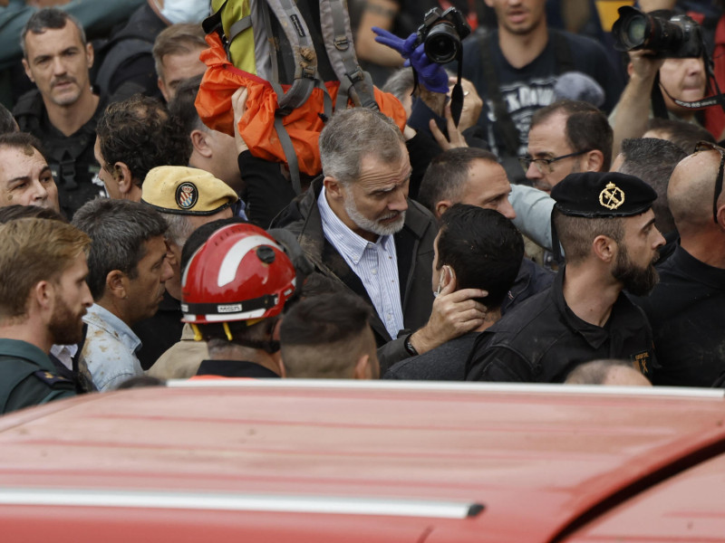 El rey Felipe habla con uno de los vecinos afectados durante su visita a Paiporta