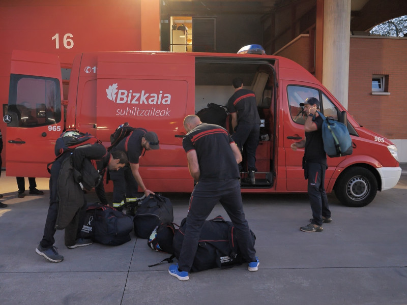 Bomberos de Bizkaia preparando la salida hacia valencia