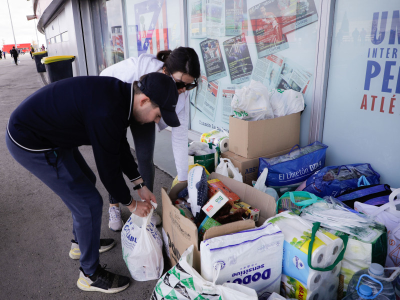 Recogida de alimentos antes del partido entre el Atlético y Las Palmas