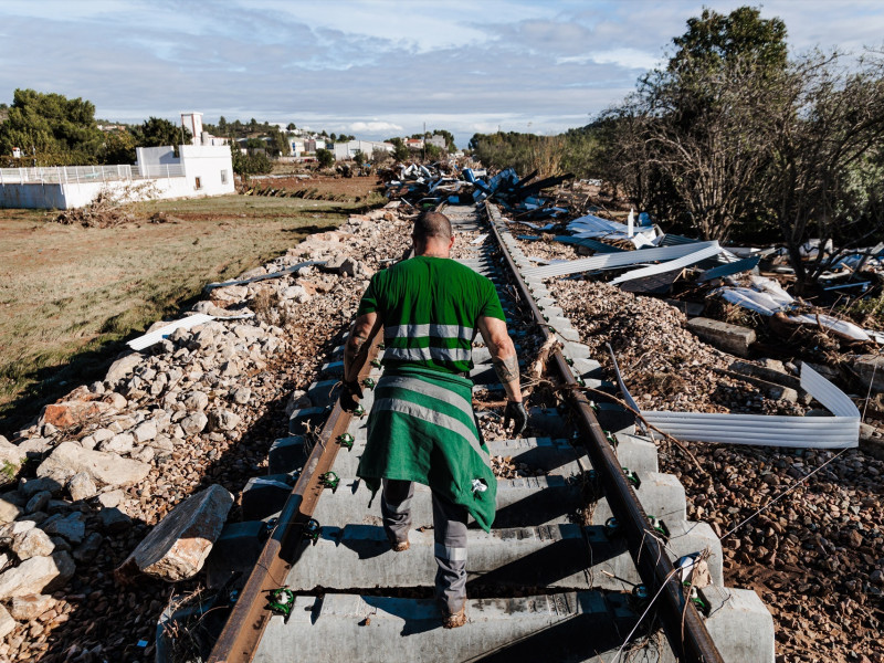 Un hombre camina por unas vías de tren buscando víctimas en una zona afectada por la DANA, a 2 de noviembre de 2024, en Chiva, Valencia, Comunidad Valenciana