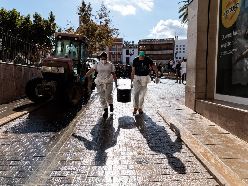 Dos personas trabajan en una zona afectada por la DANA, a 2 de noviembre de 2024, en Chiva, Valencia, Comunidad Valenciana