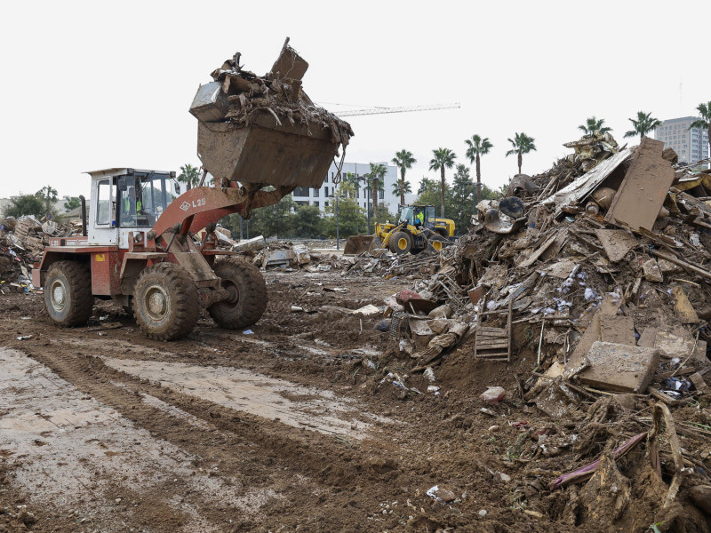 Una excavadora trabaja en las labores de limpieza en La Torre.