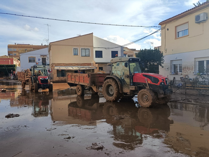 Varios tractores colaboran en la limpieza de las calles, a 1 de noviembre de 2024, en Utiel, Valencia, Comunidad Valenciana