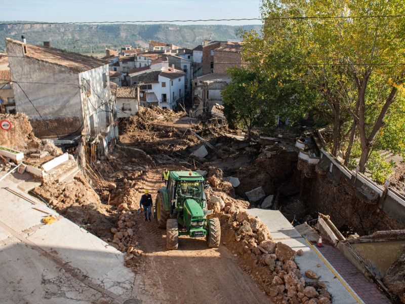 Un tractor trabaja en una zona afectada por la DANA, a 31 de octubre de 2024, en Letur, Albacete, Castilla-La Mancha