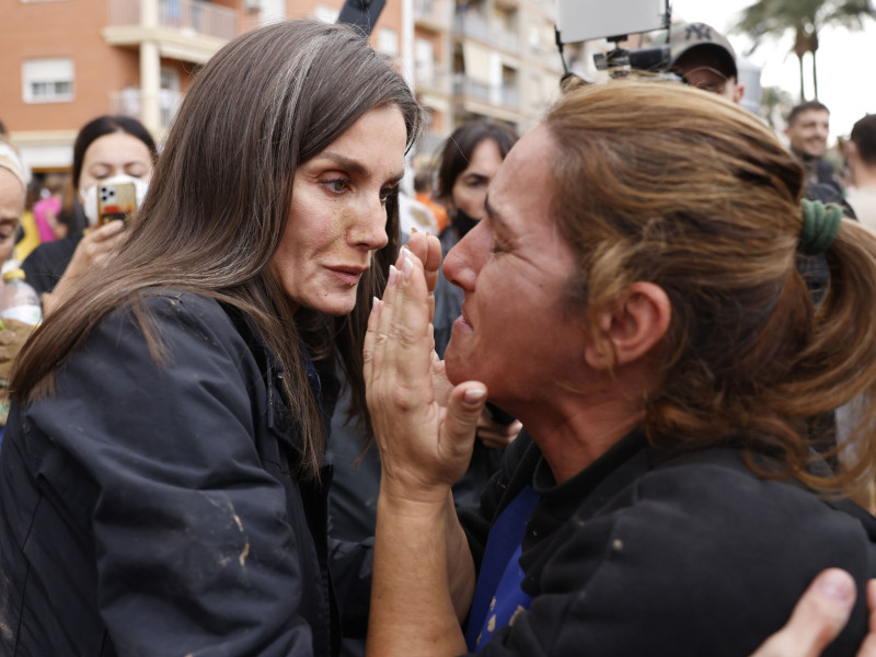 La reina Letizia consuela a una víctima de las inundaciones, durante su visita a Paiporta este domingo