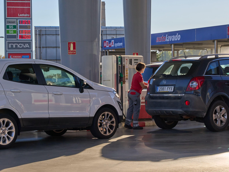 Personas repostando ante el gran aumento de precios en una gasolinera