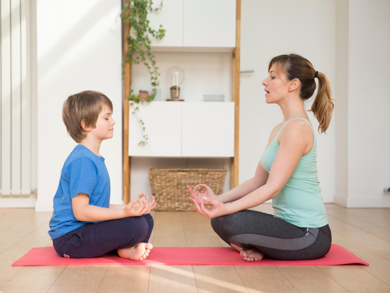 Una madre y su hijo meditando