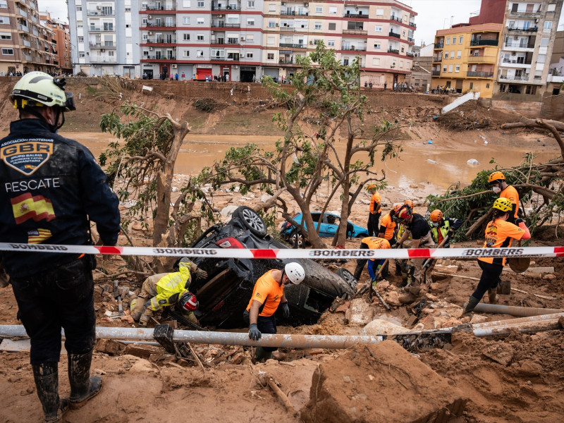 Búsqueda de víctimas en una zona afectada por la DANA, a 3 de noviembre de 2024, en Paiporta, Valencia, Comunidad Valenciana