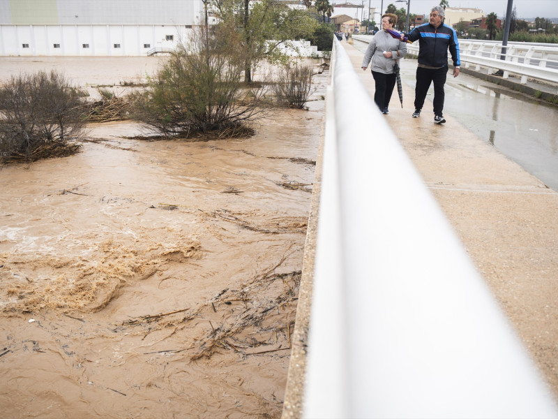 Varias personas observan la crecida del río Magre, a 29 de octubre de 2024, en Alfarp, Valencia, Comunidad Valenciana