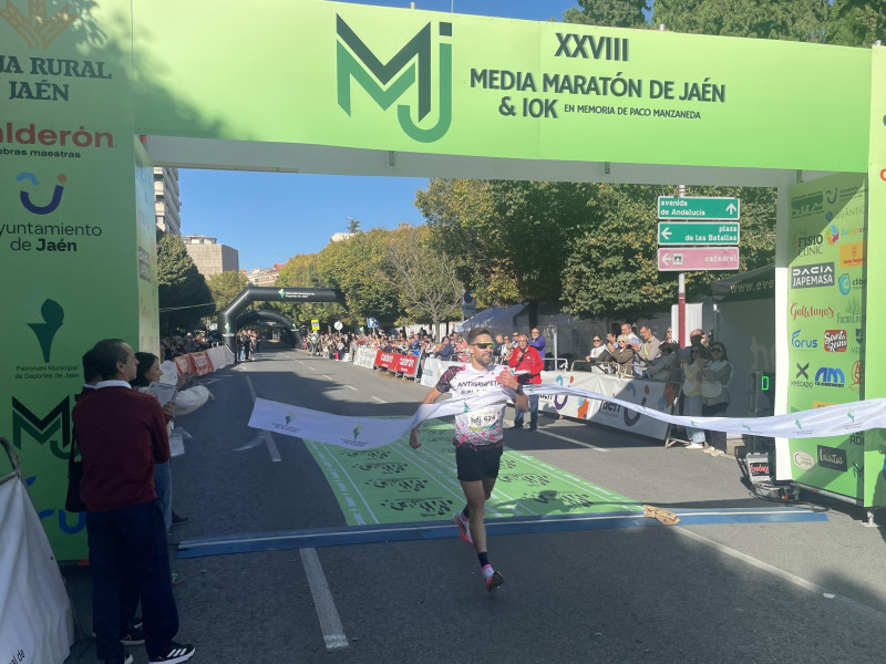 La Media Maratón de Jaén celebra un éxito histórico al reunir a más de 1.100 corredores y triplicar la participación