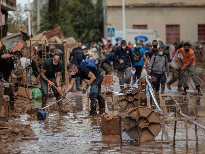 Voluntarios llevando a cabo labores de limpieza y desescombro en Paiporta