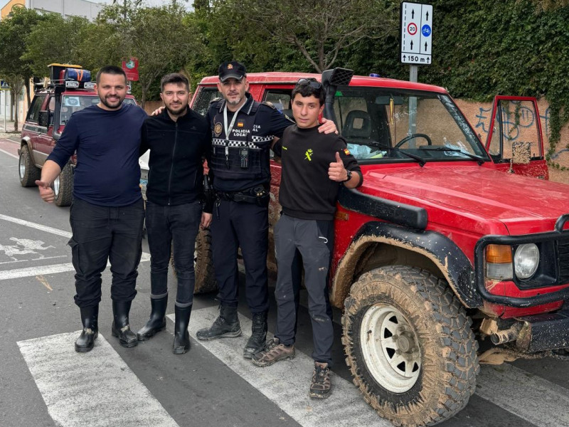 Jóvenes de Ribadeo y Valencia que repartieron la ayuda con el 4x4