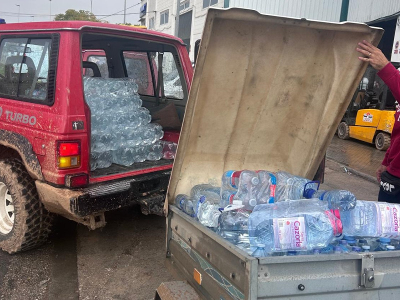 El todoterreno con el remolque que llevaban cargado de agua