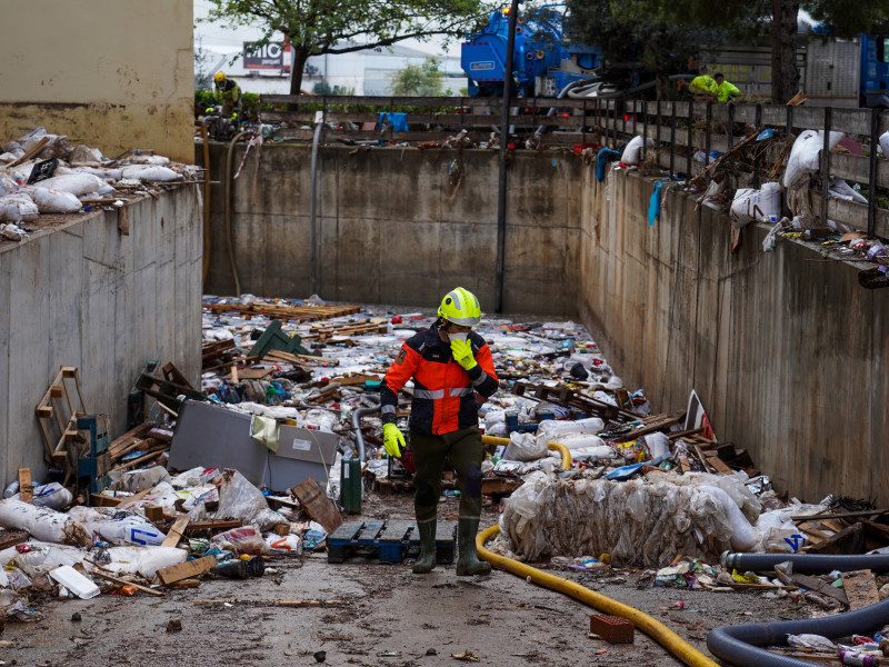 Destrozos en las inmediaciones del centro comercial Bonaire, a 4 de noviembre de 2024, en Aldaia, Valencia, Comunidad Valenciana (España). La DANA ha dejado, por el momento, 210 víctimas mortales en Valencia, con pueblos devastados, restricciones de movilidad y carreteras cortadas. Para hoy, está activa la Emergencia Situación 2 por inundaciones en toda la provincia de Valencia y en toda la provincia de Castellón. A pesar de que se ha restablecido el 95% de la electricidad, según Iberdrola, la mayoría de los pueblos afectados por las inundaciones continúan sin gas.

Eduardo Manzana / Europa Press
04 NOVIEMBRE 2024;DANA;VALENCIA;EFECTOS;DANA;INUNDACIONES
04/11/2024