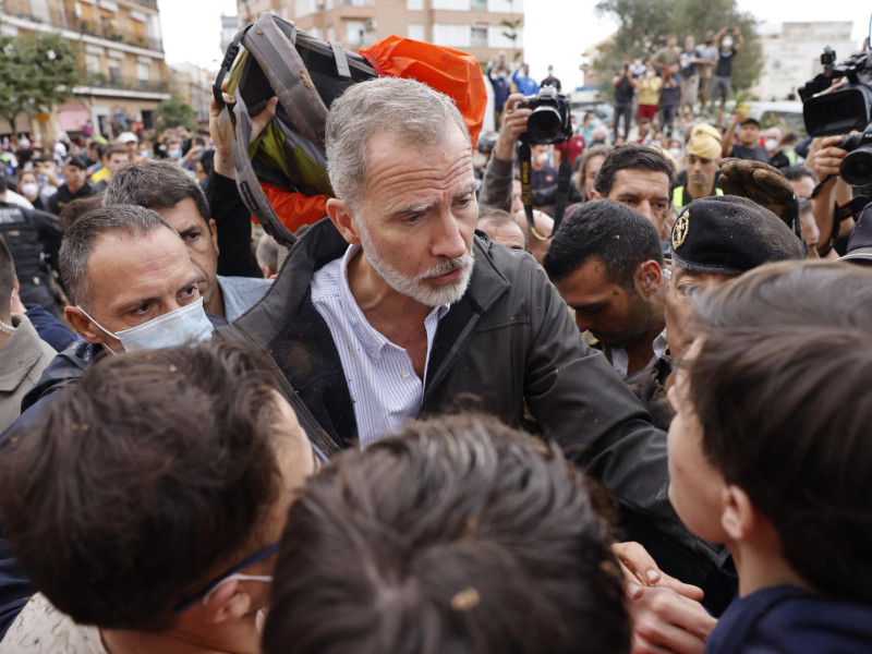 El Rey Felipe VI durante su visita a Paiporta, Valencia