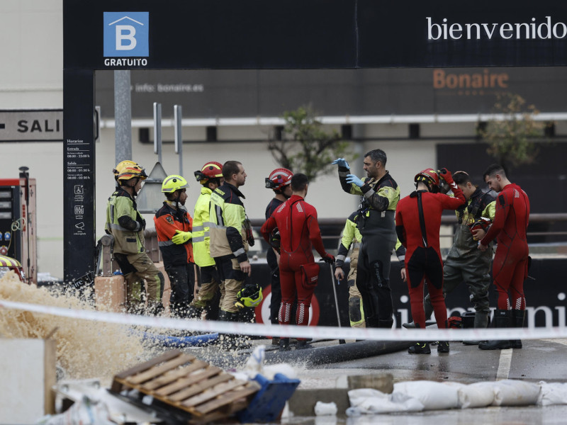 Bomberos y Policía Nacional continúan en los trabajos de achique y búsqueda en el parking de Bonaire en Aldaia, Valencia