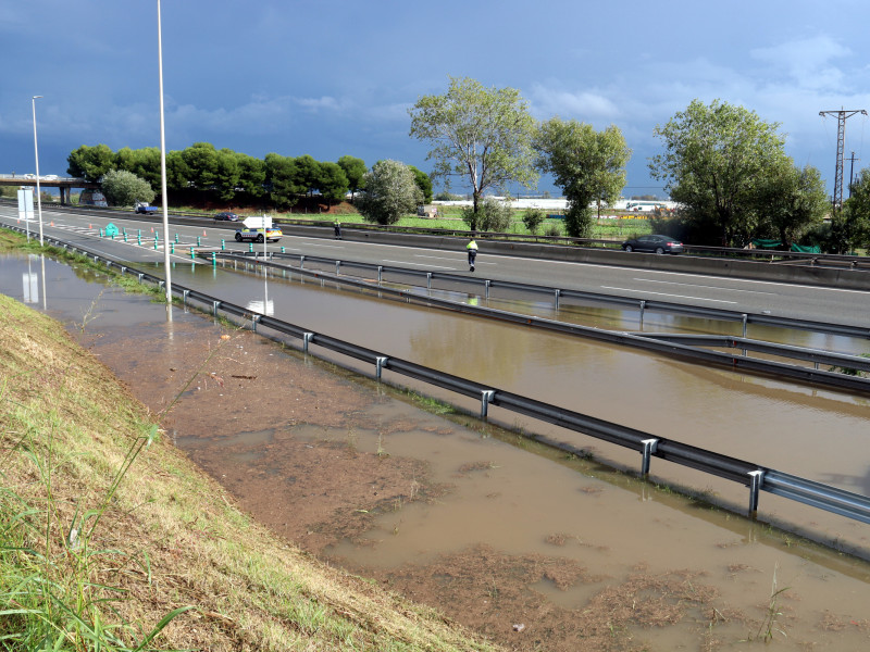 La autopista C-32 inundada en Castell defels