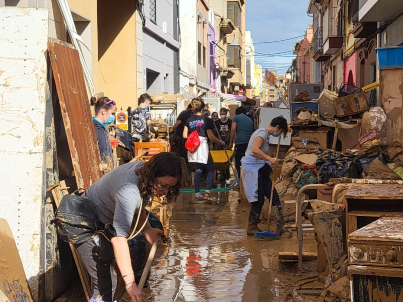 Vecinos y voluntarios limpian Alfafar