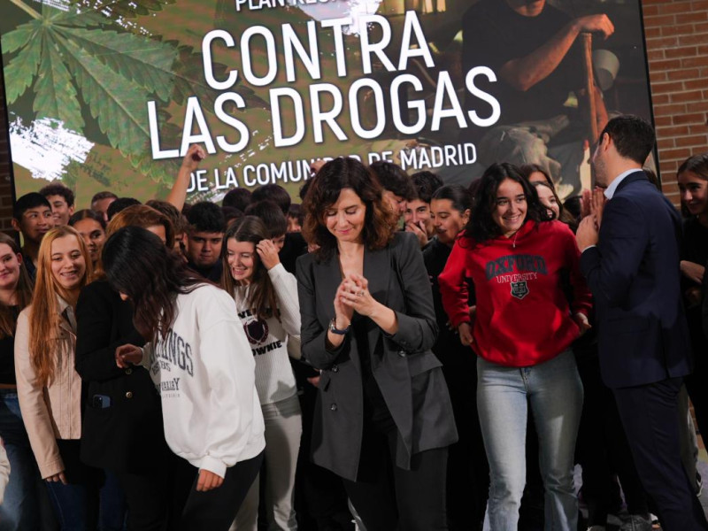 Isabel Díaz Ayuso, la presidenta de la Comunidad de Madrid, junto a unos jóvenes del Instituto Palas Ateneo de Torrejón de Ardoz