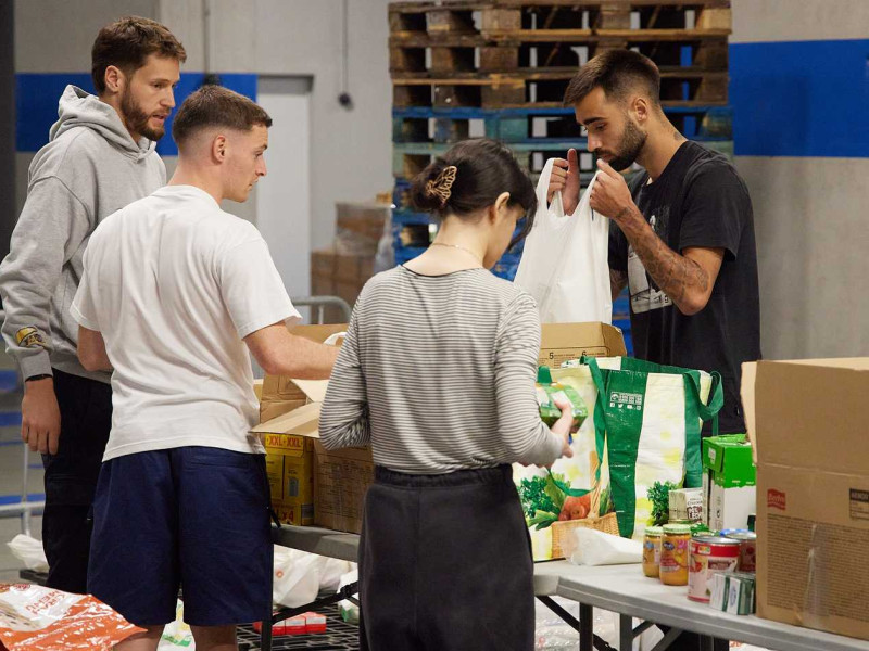 Remiro, Sergio Gómez y Brais Méndez participando en la ayuda solidaria