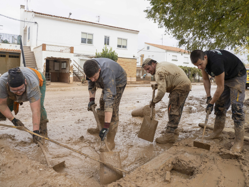 Un grupo de vecinos desatasca las alcantarillas atascadas tras el paso de la dana, este lunes en Utiel (Valencia), donde continúan las labores de limpieza