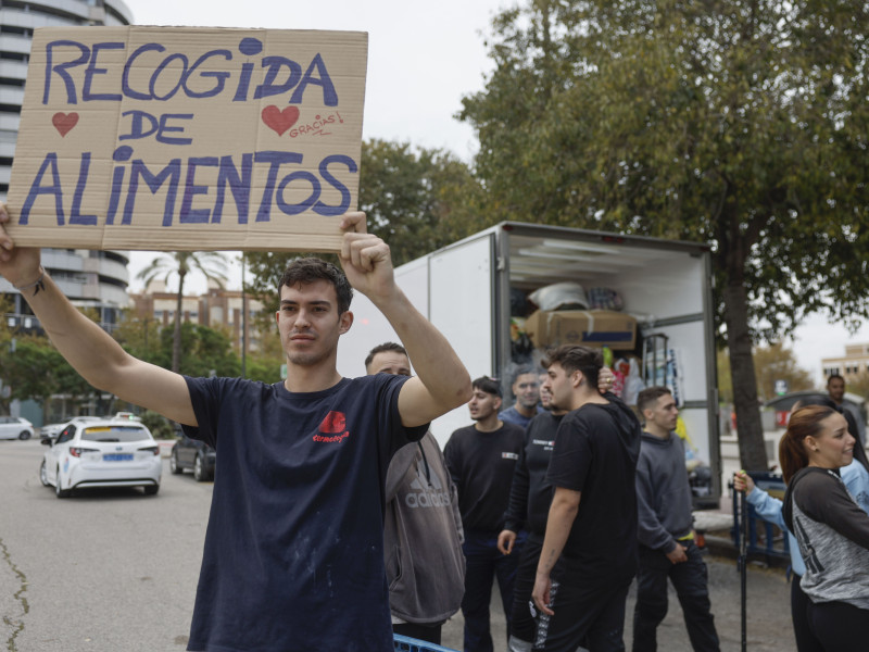 Recogida de alimentos junto a estadio Nuevo Mestalla de Valencia