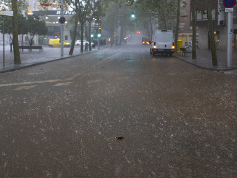 Aceras y carreteras anegadas por la lluvia, a 30 de octubre de 2024, en Barcelona