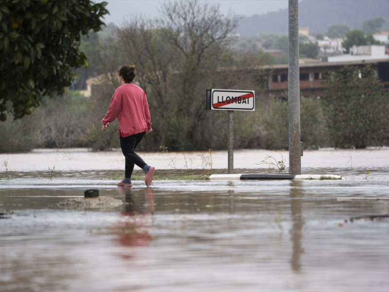 Una mujer pasea por la zona afectada, a 29 de octubre de 2024, en Llombai, Valencia, Comunidad Valenciana