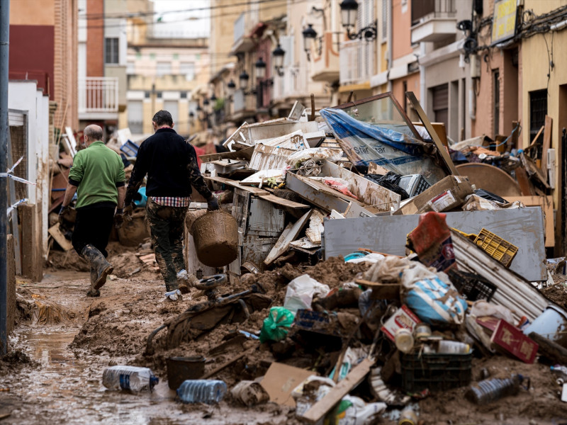 Voluntarios limpian los desperfectos ocasionados por la DANA, a 4 de noviembre de 2024, en Paiporta, Valencia, Comunidad Valenciana