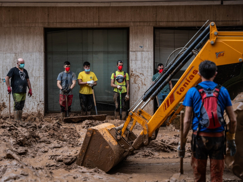 Voluntarios limpian las zonas afectadas por la DANA, a 3 de noviembre de 2024, en Paiporta, Valencia, Comunidad Valenciana