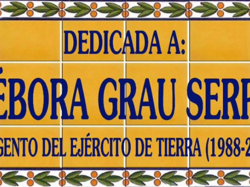 Placa de la dedicatoria de la calle a Deby