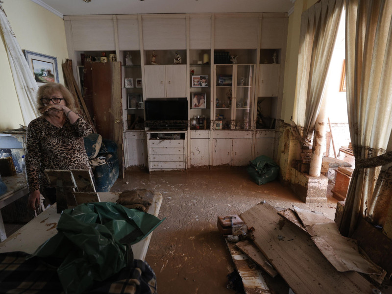 Una mujer observa el interior de su vivienda destruida en la Masía del Oliveral, en Riba-Roja