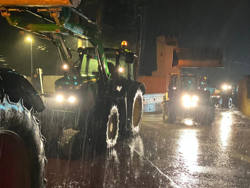 Ovidio Pardo ha tenido que dormir varias noches en la cabina de su tractor.