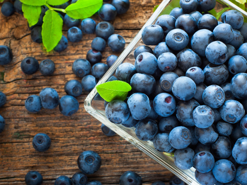 Los compuestos flavonoides bioactivos presentes en los arándanos le dan ese característico color