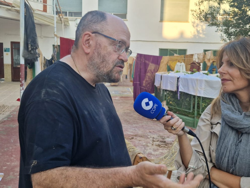 Entrevista en la calle, llena de lodo tras la DANA