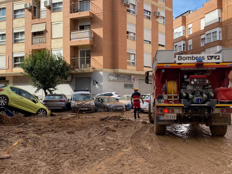 Bomberos trabajando para paliar los efectos de la DANA