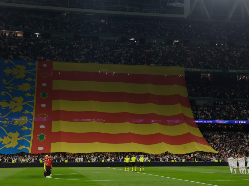 La bandera valenciana desplegada en uno de los laterales del Santiago Bernabéu antes del Real Madrid - Milan