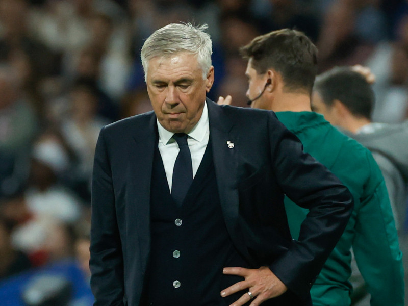 Carlo Ancelotti, con gesto reflexivo, durante el Real Madrid - Milan de Liga de Campeones