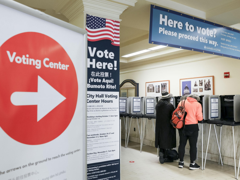 Los votantes emiten sus votos en un centro de votación el día de las elecciones en el Ayuntamiento de San Francisco, California, EE.UU.