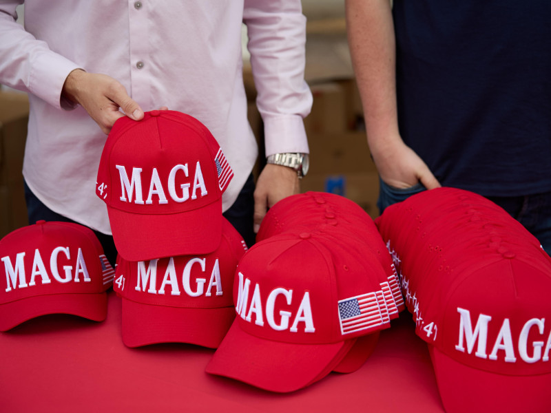 Se reparten gorras MAGA a los estudiantes el día de las elecciones en la Universidad Estatal de Arizona en Tempe, Arizona, EE. UU.