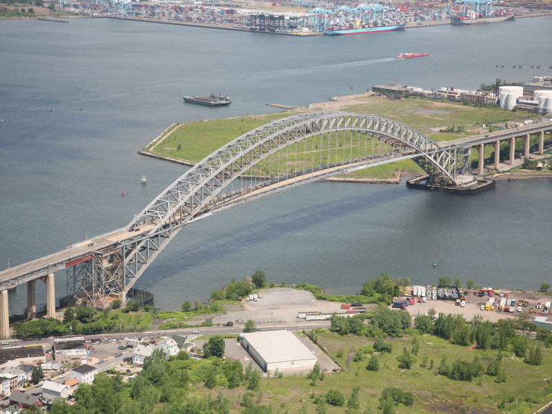 Vista aérea del puente Bayonne sobre el río Kill Van Kull, que conecta Nueva Jersey con Staten Island, Nueva York