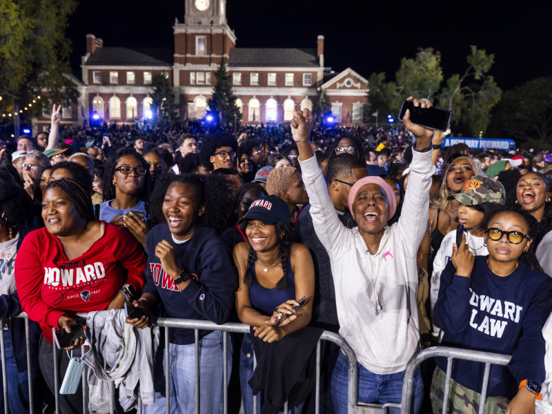 Los partidarios de la candidata presidencial demócrata Kamala Harris reaccionan a los resultados de las elecciones en una fiesta de observación de la noche de las elecciones en la Universidad Howard el día de las elecciones en Washington, DC, EE. UU.