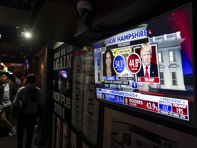 Los resultados de las elecciones presidenciales de 2024 se transmiten en un televisor en el Union Pub en Washington, DC, EE. UU., el 5 de noviembre de 2024