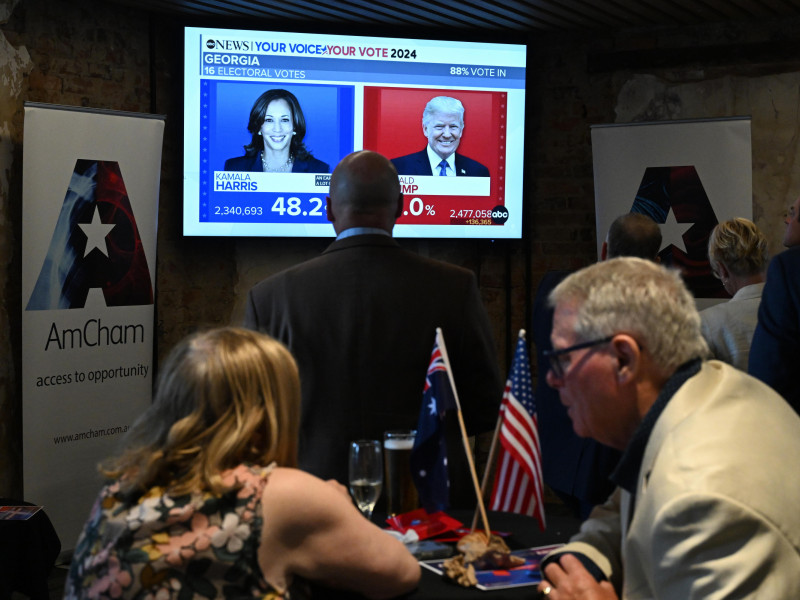 La gente asiste a una fiesta para ver las elecciones estadounidenses de 2024 organizada por la Cámara de Comercio Estadounidense en Australia, en el Hotel Hawthorn, Melbourne, Australia, el 6 de noviembre de 2024.