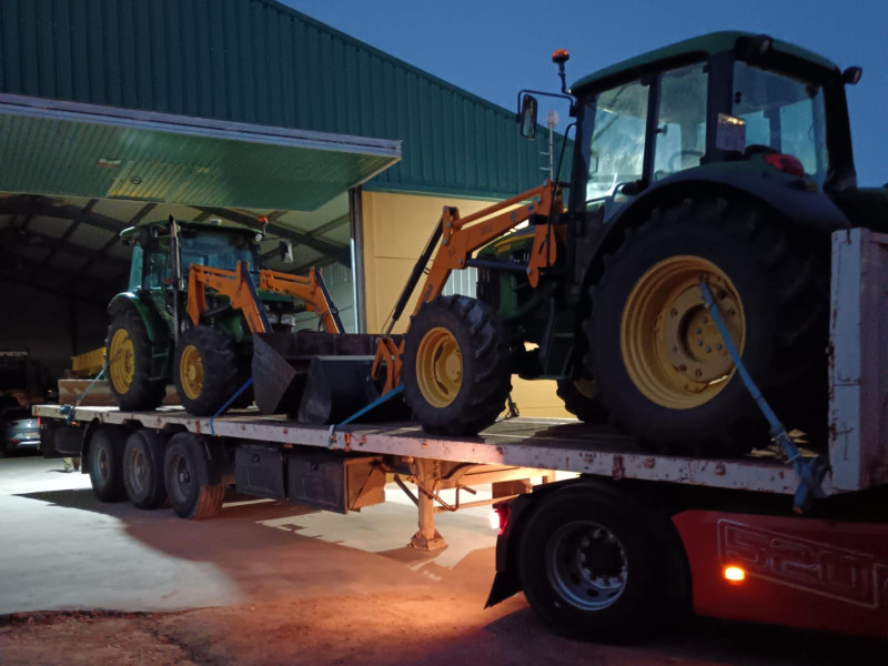 Agricultores transportan sus tractores gracias a camioneros solidarios